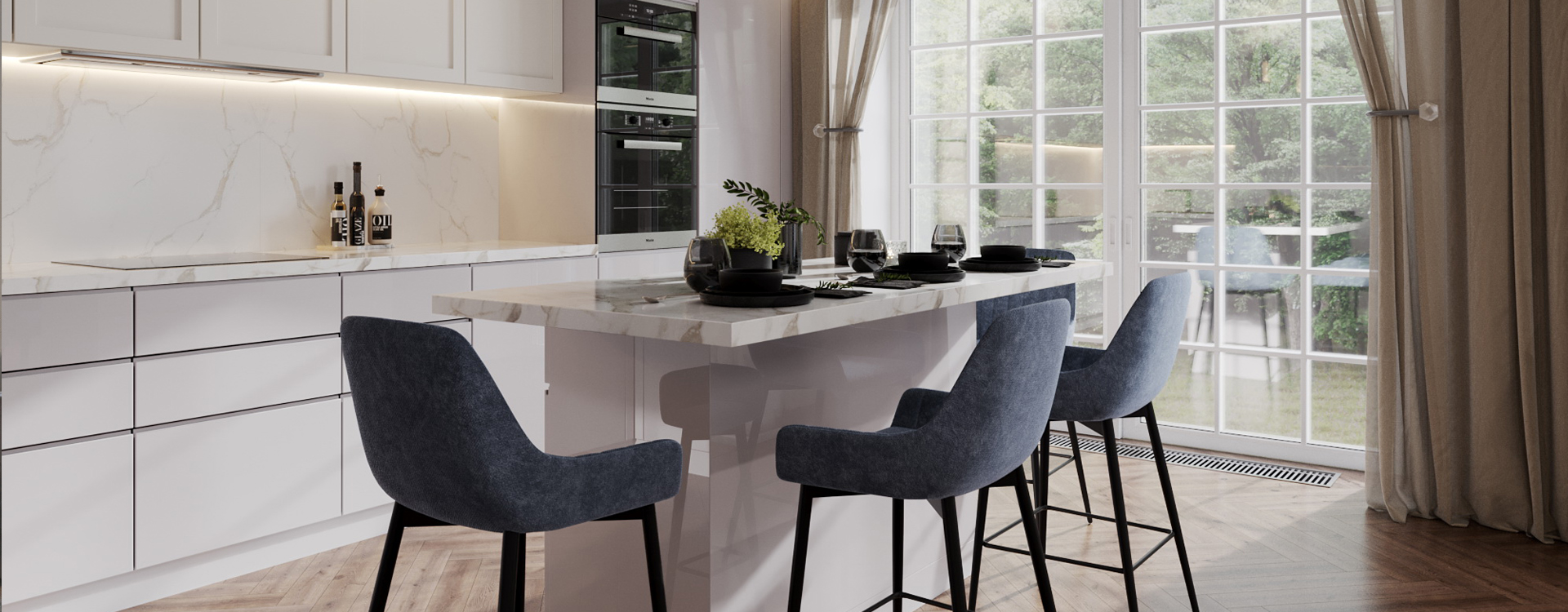 Современная гостиная с панорамными окнами и камином